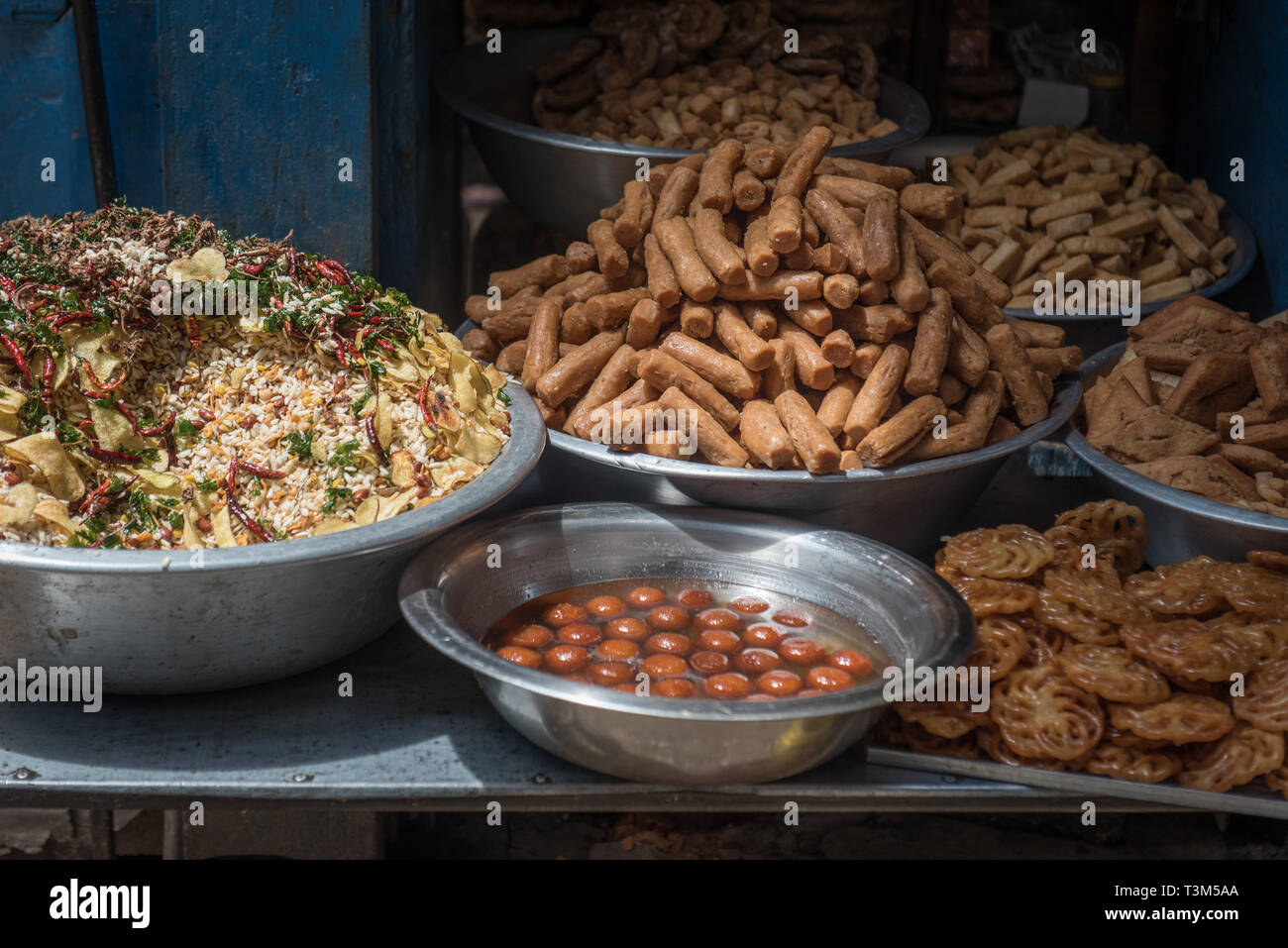 Gli snack fritti disponibile in corrispondenza di una stazione di cibo, motivo Tol, Kathmandu, Nepal Foto Stock