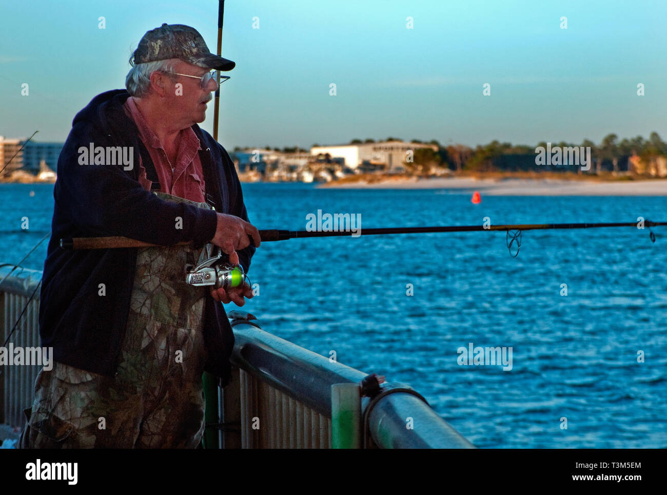 Un uomo pesci a Florida punto, nov. 12, 2009, in Orange Beach, Alabama. Foto Stock