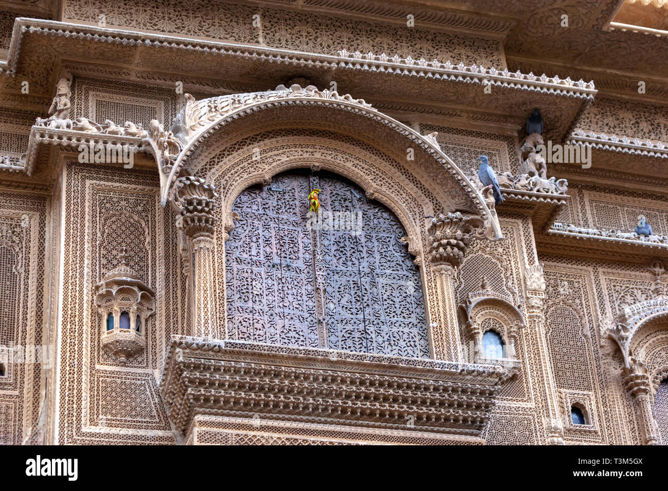 Jharokha (o jharoka) è un tipo di aggettante balcone racchiuso in un Haveli , Jaisalmer, Rajasthan, India Foto Stock