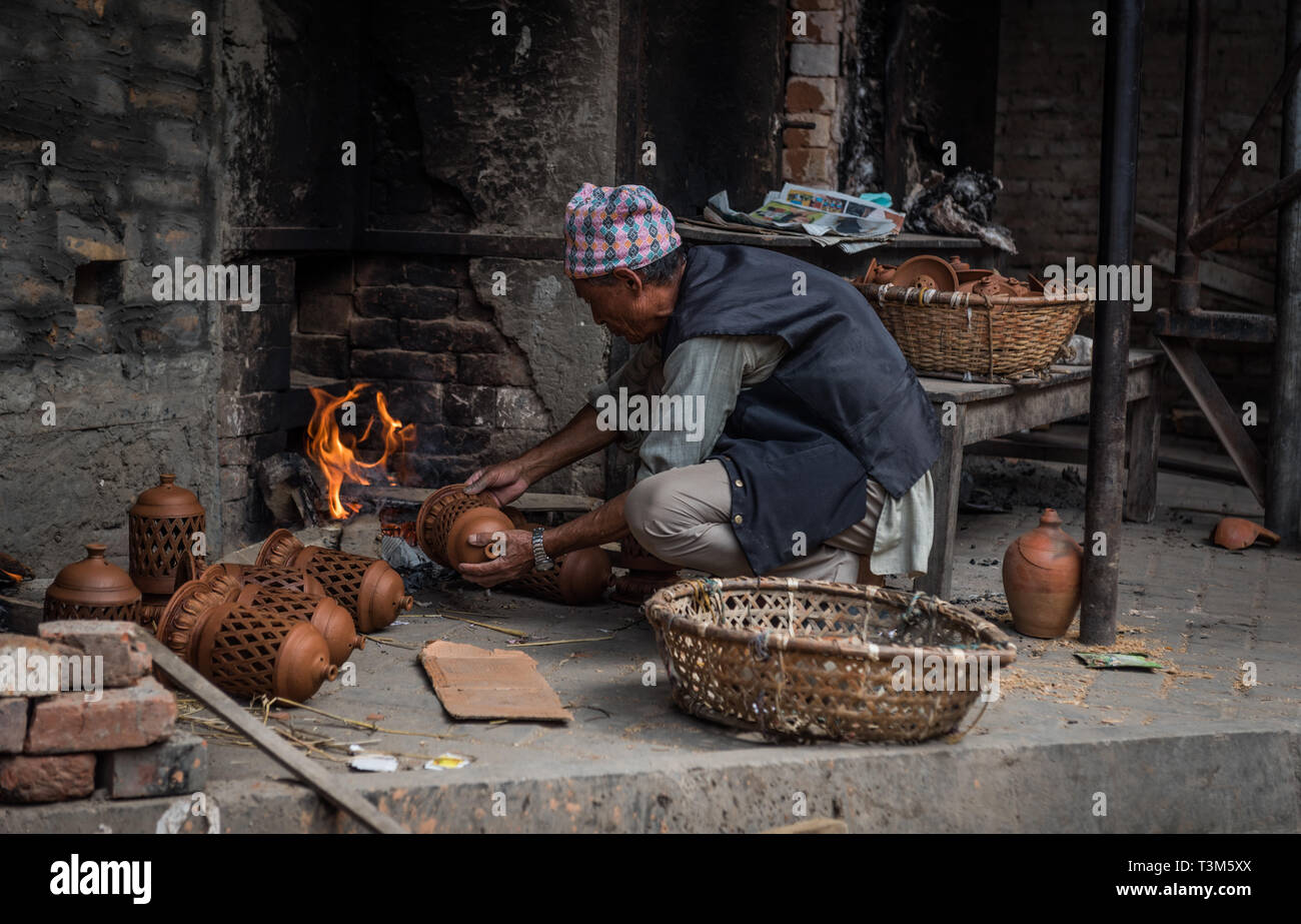 Gli uomini la cottura in ceramica in un forno Bhaktapur, Nepal Foto Stock