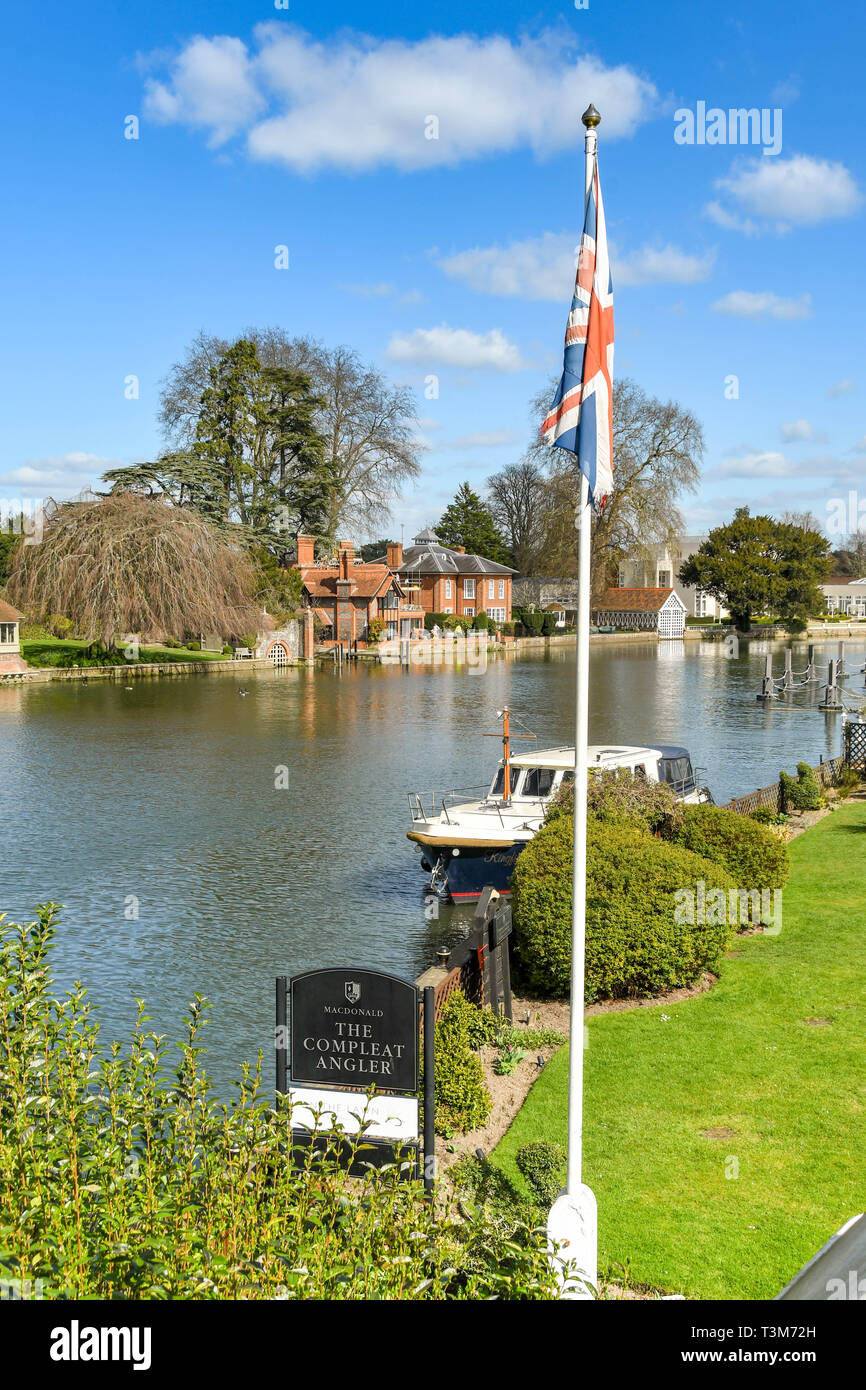 MARLOW, Inghilterra - Marzo 2019: Segno e bandiera pole al di fuori il Compleat Angler hotel sulle rive del fiume Tamigi in Marlow. Foto Stock