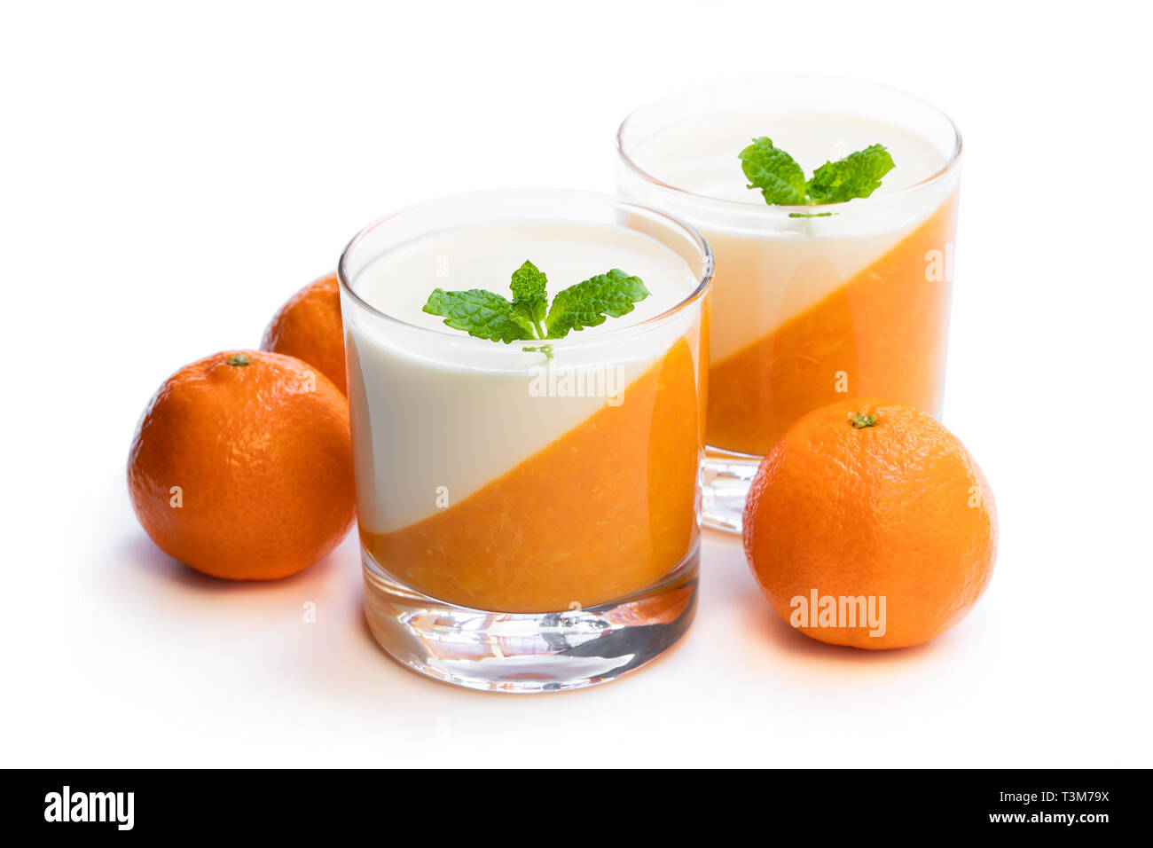 Panna cotta con gelatina di arance in vetro chiaro isolato su bianco Foto Stock