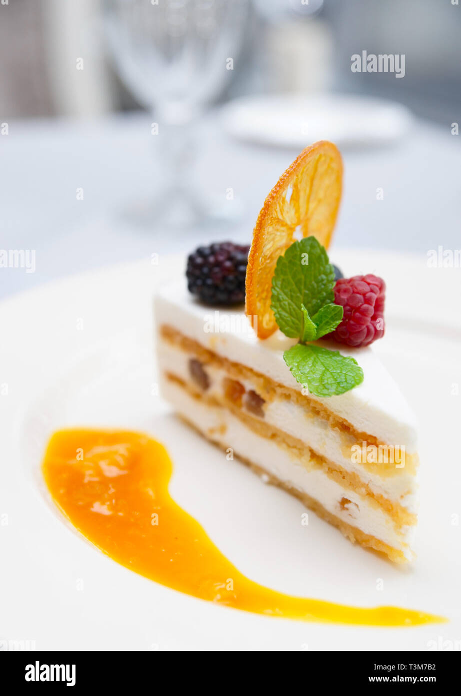 Cassata siciliana di dessert su ristorante tabella Foto Stock Cassata siciliana di dessert su ristorante tabella Foto Stock