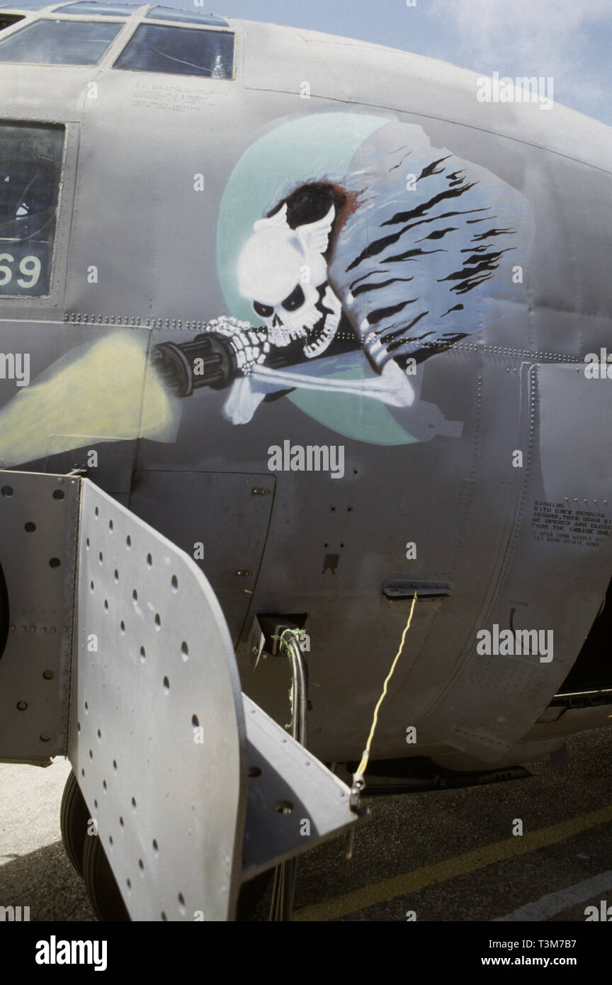 Il 30 ottobre 1993 il cranio & Gatling Gun stemma dipinto sul lato della porta della fusoliera di un USAF Lockheed AC-130H 'Spectre' Gunship all aeroporto di Mogadiscio, Somalia. Foto Stock