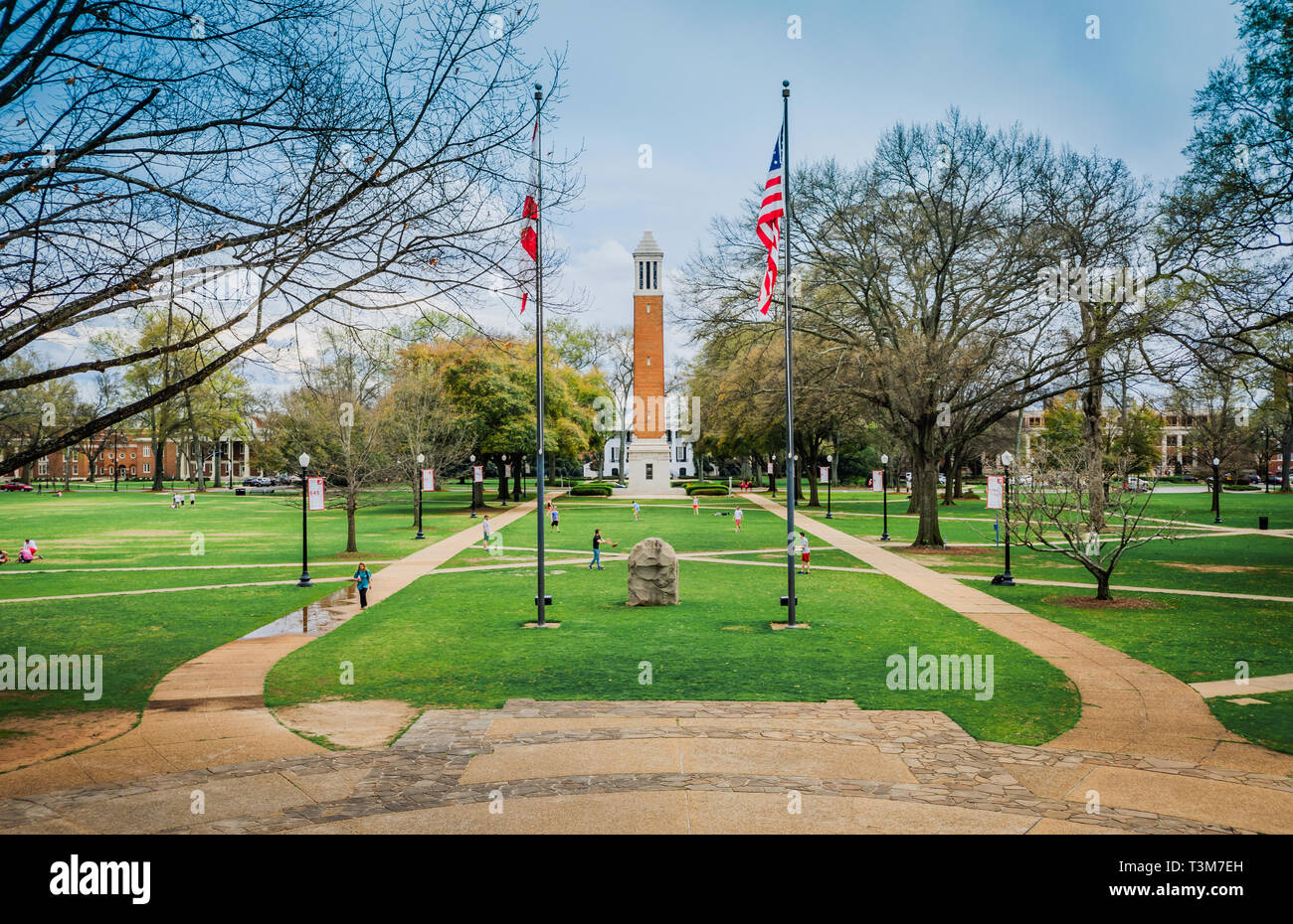 Denny i suoni di avviso e la University of Alabama il quadrangolo è visto da fasi di Amelia Gayle Gorgas biblioteca di Tuscaloosa, Alabama. Foto Stock