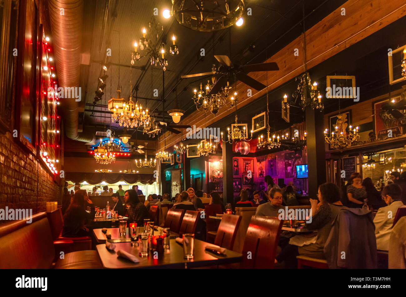 Patroni godetevi un pasto a cinque bar ristorante in Tuscalooosa, Alabama. L'eclettico eatery offre un ambiente informale ma elegante atmosfera. Foto Stock