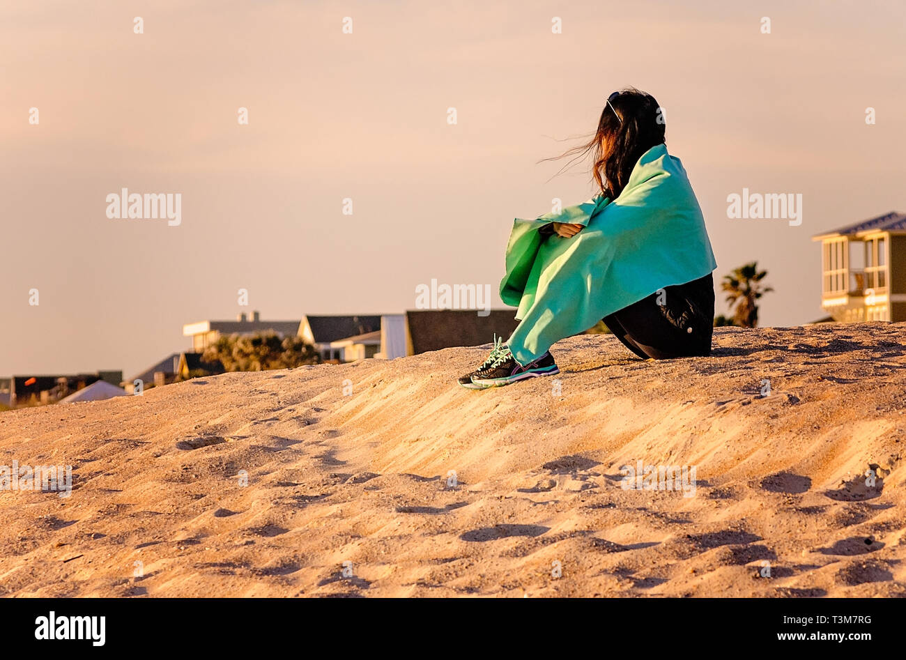 Un turista si trova sulla spiaggia di sunrise, Marzo 21, 2016 a St. Augustine, Florida. Foto Stock