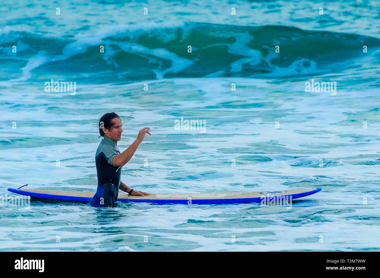 Un surfista proposte ai suoi amici al St. Johns County Ocean Pier, Marzo 19, 2016 a St. Augustine, Florida. Foto Stock