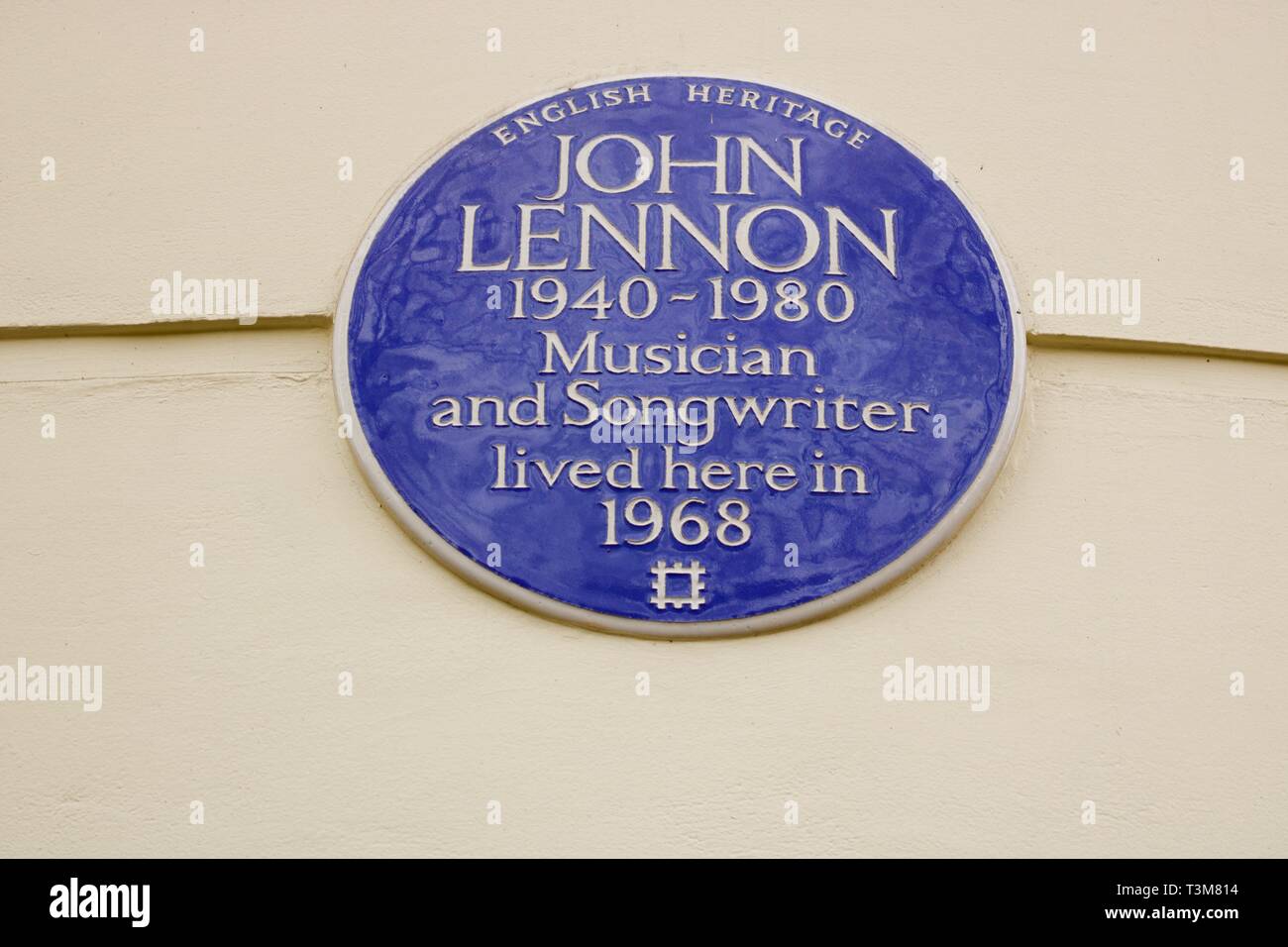 English Heritage targa blu che indica l'ex casa di John Lennon gli stati dei Beatles gruppo pop Foto Stock