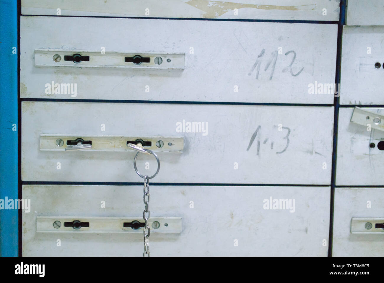 Deposito di sicurezza cella con chiave inserita, storage e cassetta di sicurezza. Risparmio di denaro Foto Stock