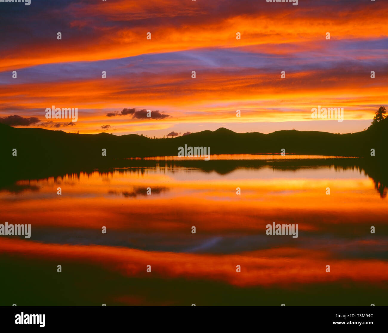 Stati Uniti d'America, Colorado, Arapaho National Forest, tramonto infiamma il cielo sopra il lago di Echo. Foto Stock