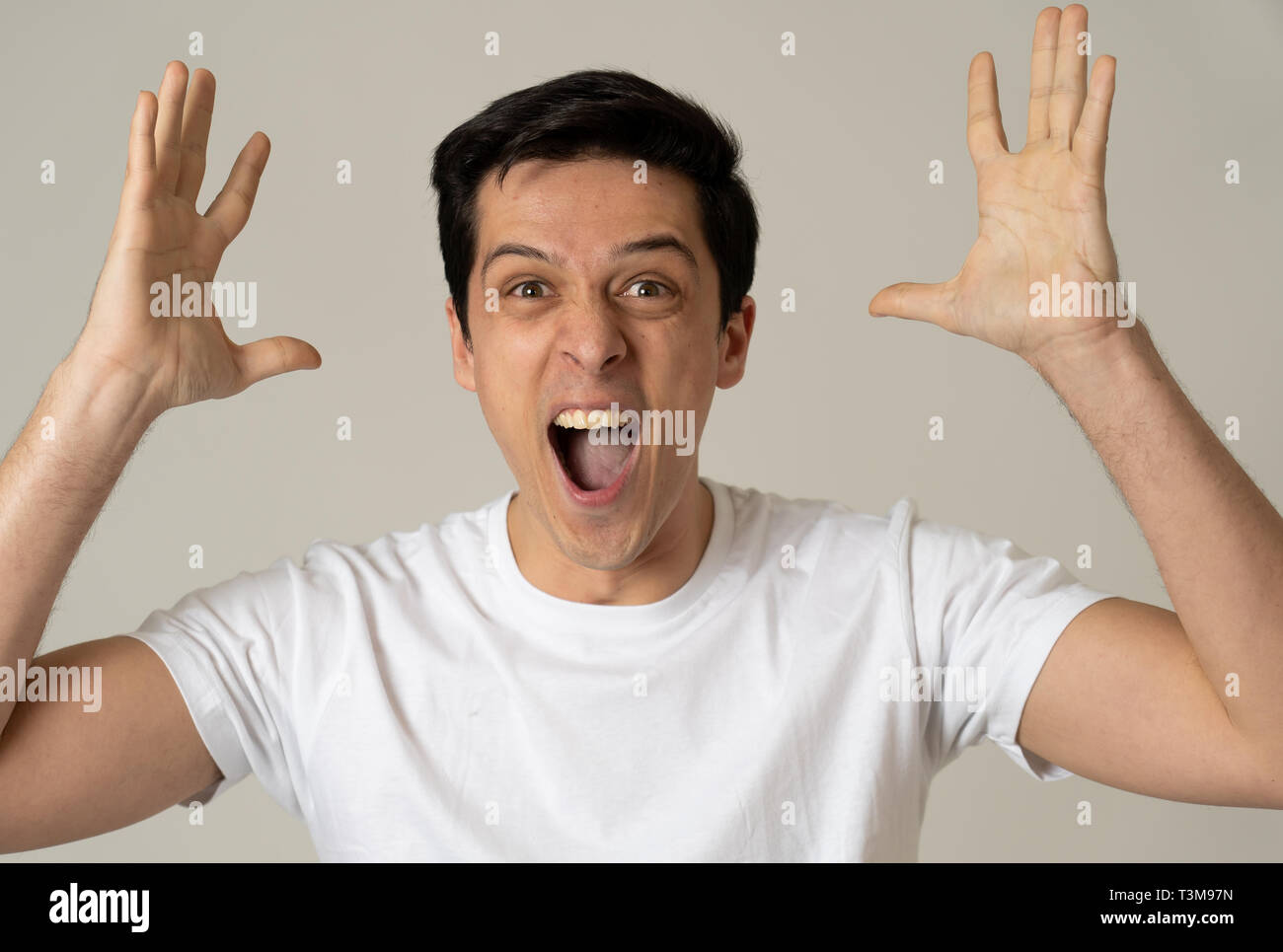 Ritratto di giovane uomo scioccato vincere la lotteria o avendo grande successo con sorpresa e felice di viso e gesti. In Persone, l'espressione del viso, Hu Foto Stock