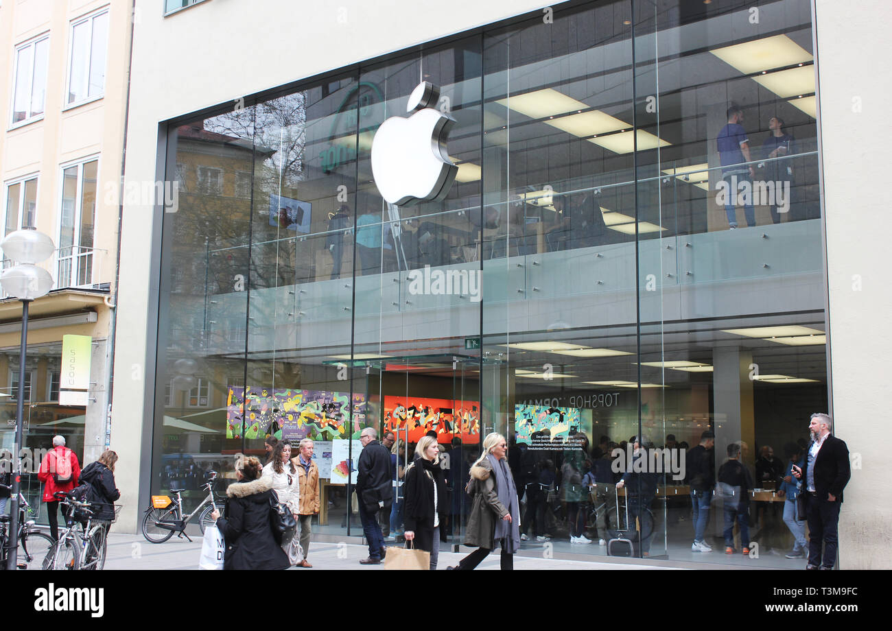 Vetro Apple Store di fronte a Monaco, logo Apple di fronte. Foto Stock