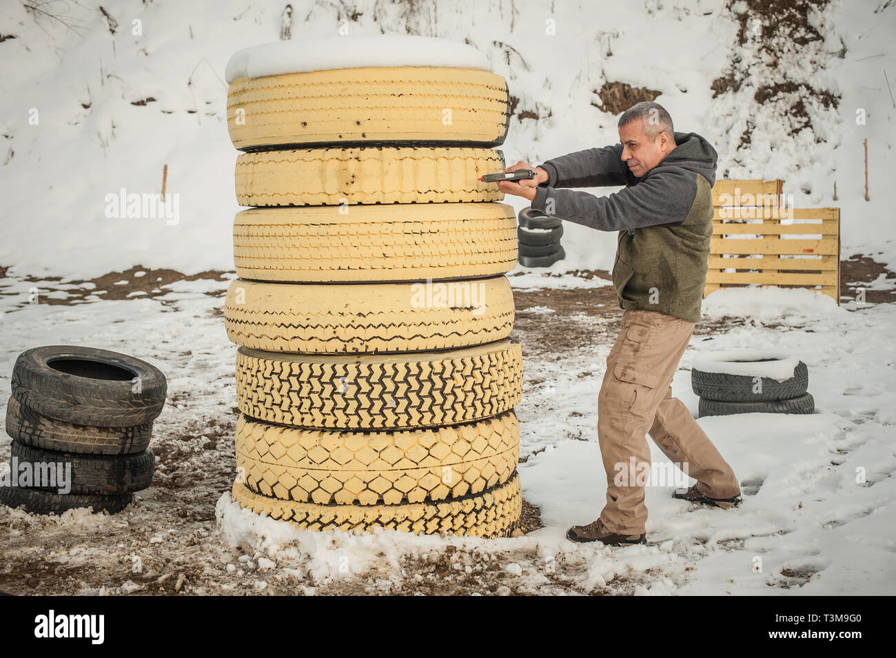 Pistola di combattimento addestramento al tiro da dietro e intorno al coperchio o barricade. Advanced combattimenti tattici corsi di tiro sul poligono di tiro Foto Stock
