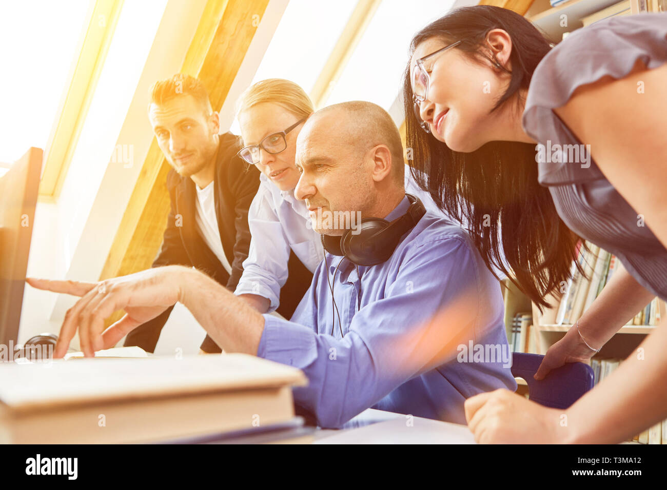 Avviare il Team Aziende cercando insieme al sito Web Design sviluppo su un monitor di computer Foto Stock