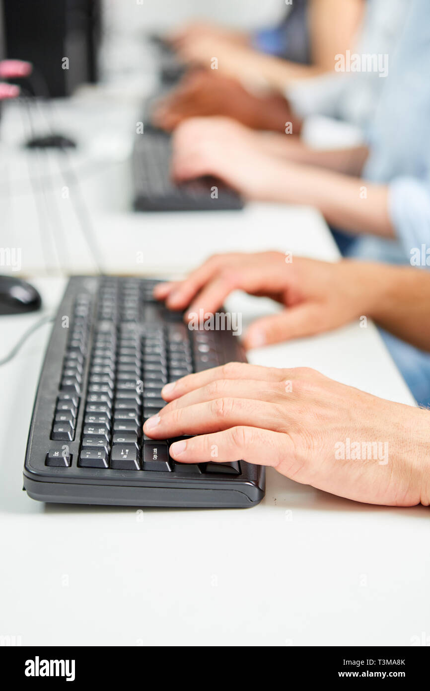 Le mani sulla tastiera di un computer mentre la scrittura come un simbolo del lavoro di ufficio e diligenza Foto Stock