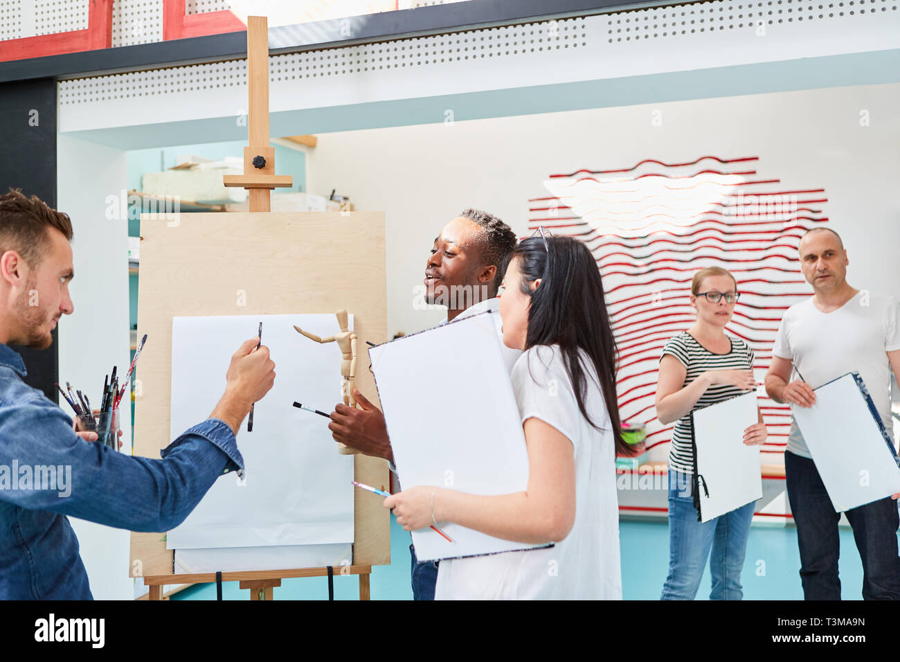 Gli studenti paint insieme in un dipinto di classe ad un cavalletto all'Accademia delle Belle Arti Foto Stock