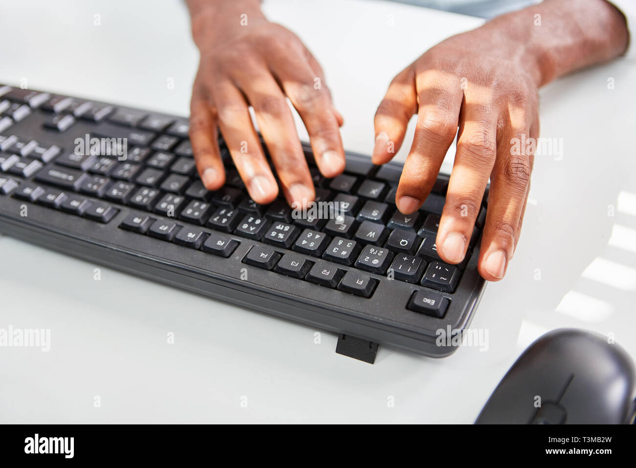 Le mani sono la digitazione sulla tastiera del computer come un concetto per la programmazione e lo sviluppo Foto Stock