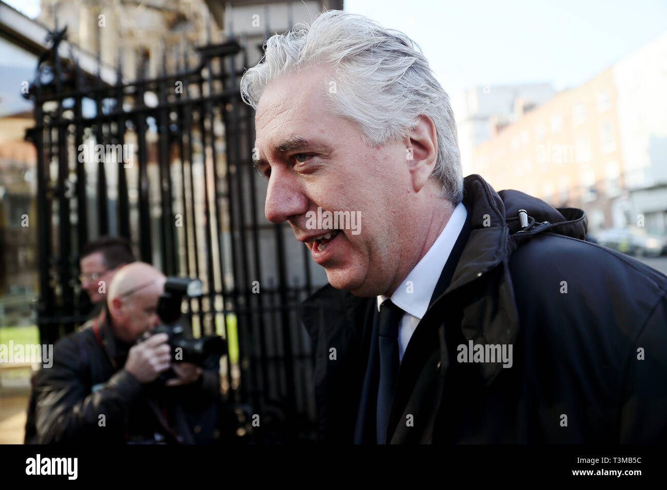 Il vicepresidente esecutivo fai John Delaney arriva a Leinster House, Dublino, in quanto i rappresentanti della Football Association of Ireland devono dare prova al Comitato congiunto per i trasporti, il turismo e lo sport. Foto Stock