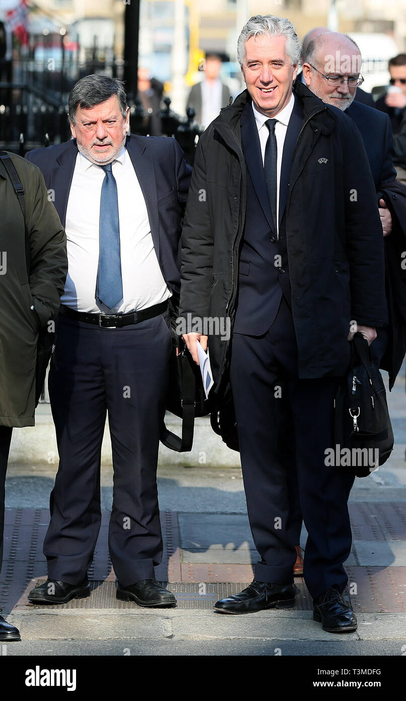 FAI executive vice-presidente John Delaney (destra) e Presidente della FAI Donal Conway arriva a Leinster House, Dublino, come rappresentanti della Football Association of Ireland sono per dare evidenza al comitato misto per i trasporti, il turismo e lo sport. Foto Stock