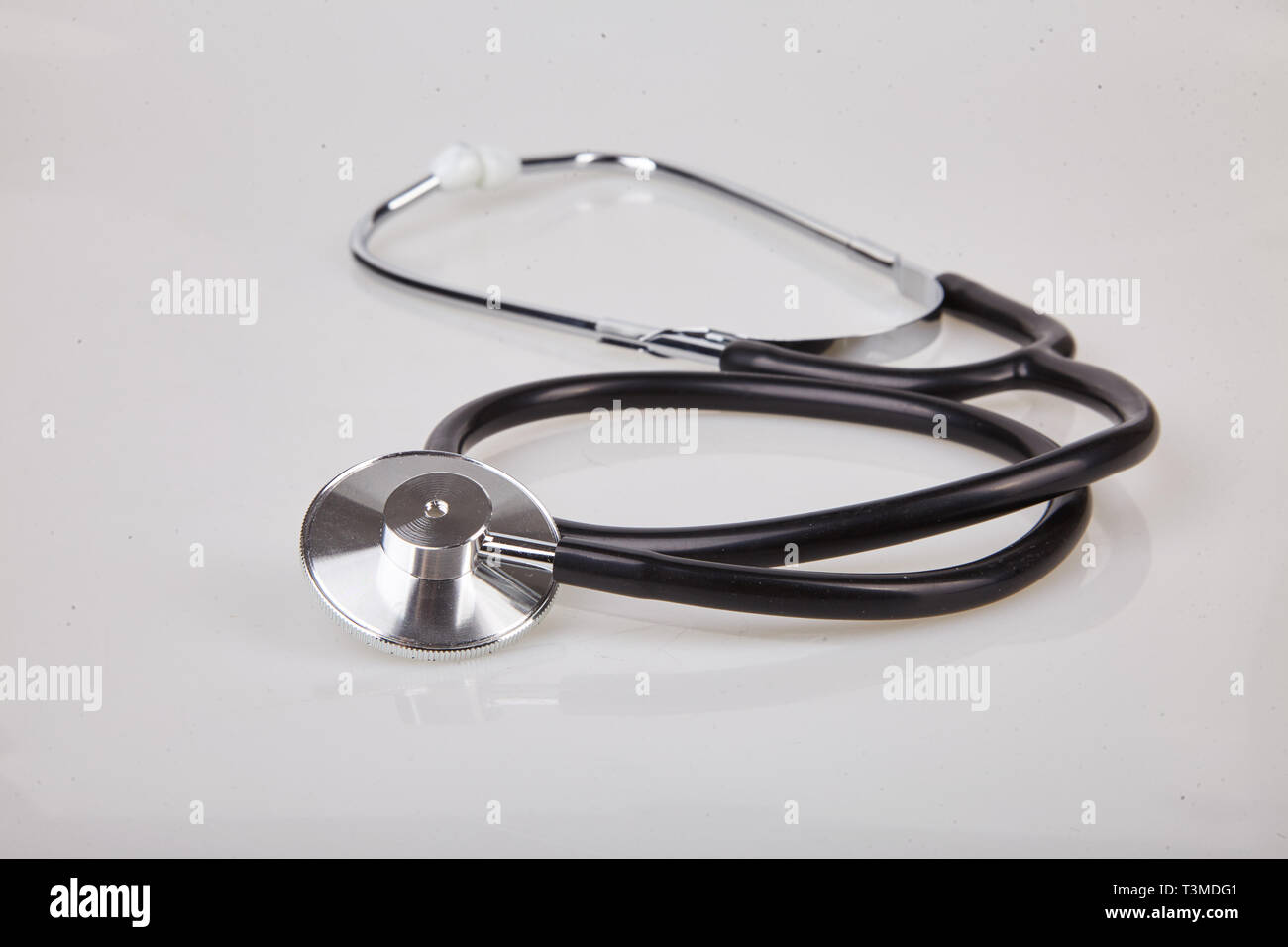 Vista ravvicinata di stetoscopio nero isolato su sfondo bianco. Sfigmomanometro stetoscopio e kit usato per misurare la pressione del sangue. Foto Stock