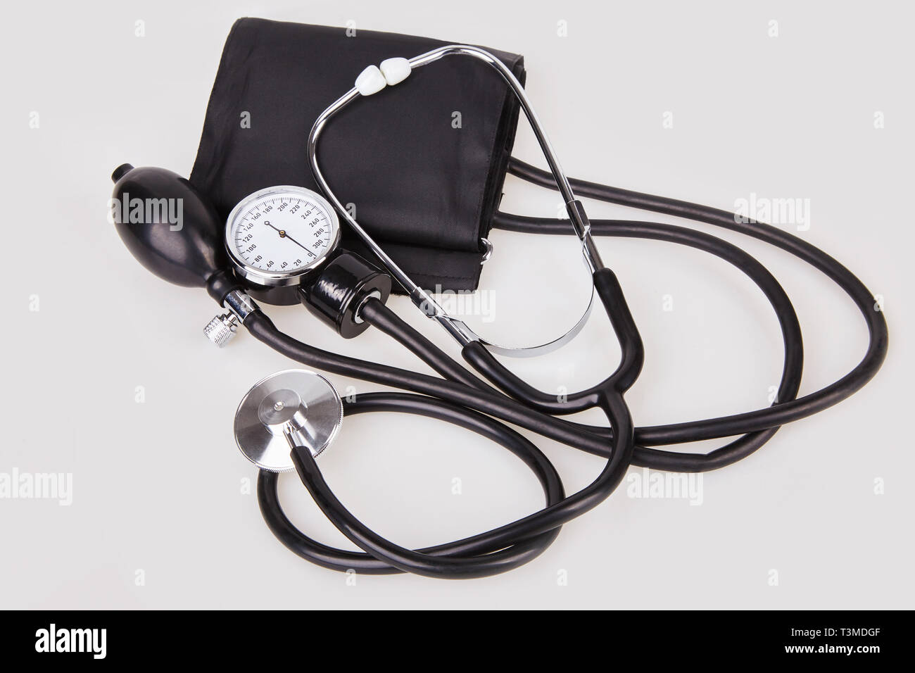 Vista ravvicinata di nero stetoscopio sfigmomanometro e isolato su sfondo bianco.sfigmomanometro stetoscopio e kit per la misurazione della pressione sanguigna Foto Stock