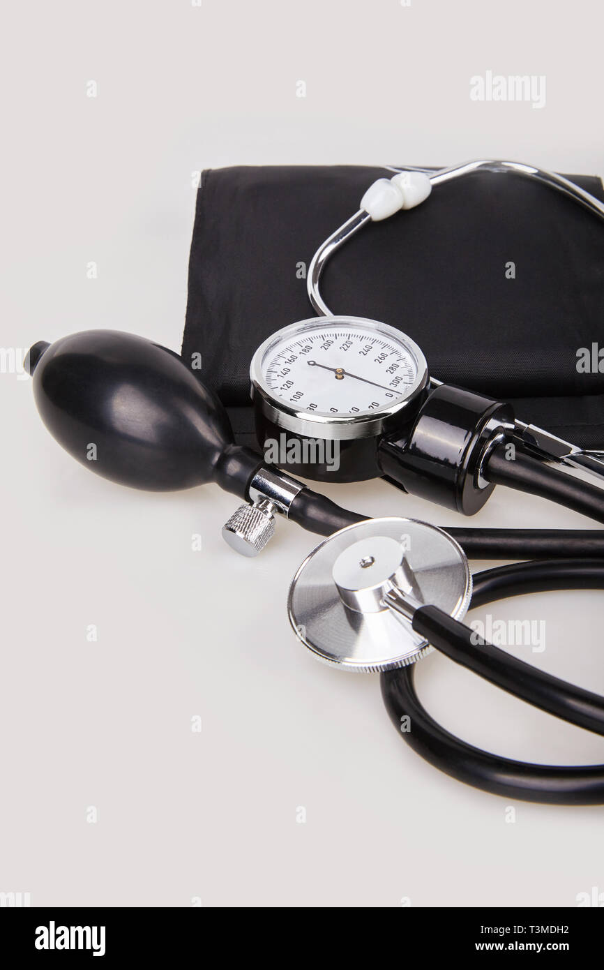Vista ravvicinata di nero stetoscopio sfigmomanometro e isolato su sfondo bianco.sfigmomanometro stetoscopio e kit per la misurazione della pressione sanguigna Foto Stock