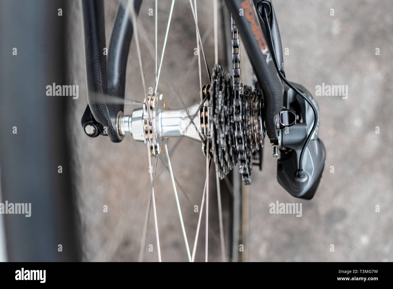 Bicicletta da strada posteriore mozzo ruota con velocità multipla la cassetta e la catena con razze e cerchio Foto Stock