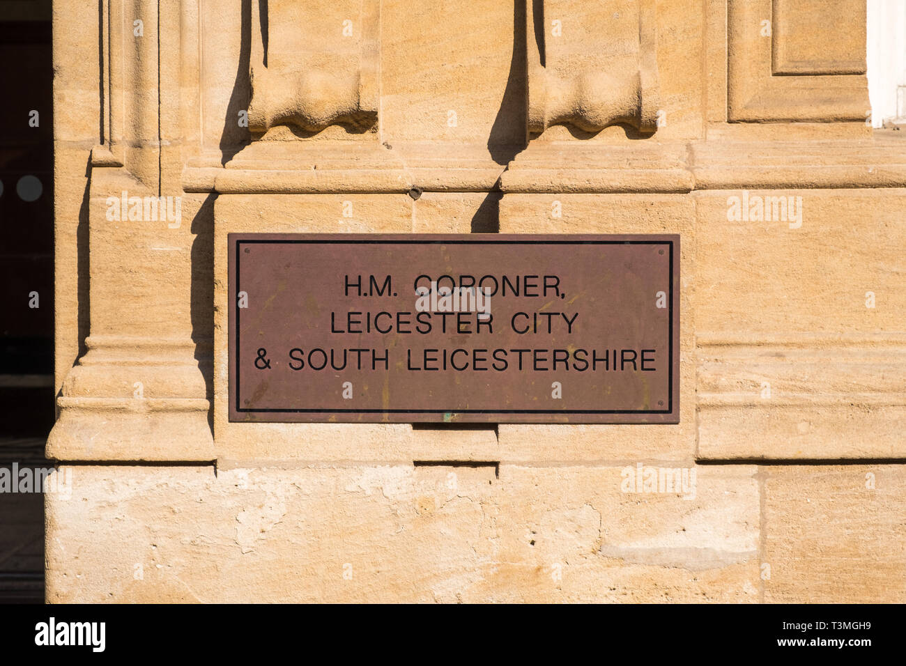 Segno di ottone sul muro di pietra per H M Coroner per Leicester City e South Leicestershire Foto Stock