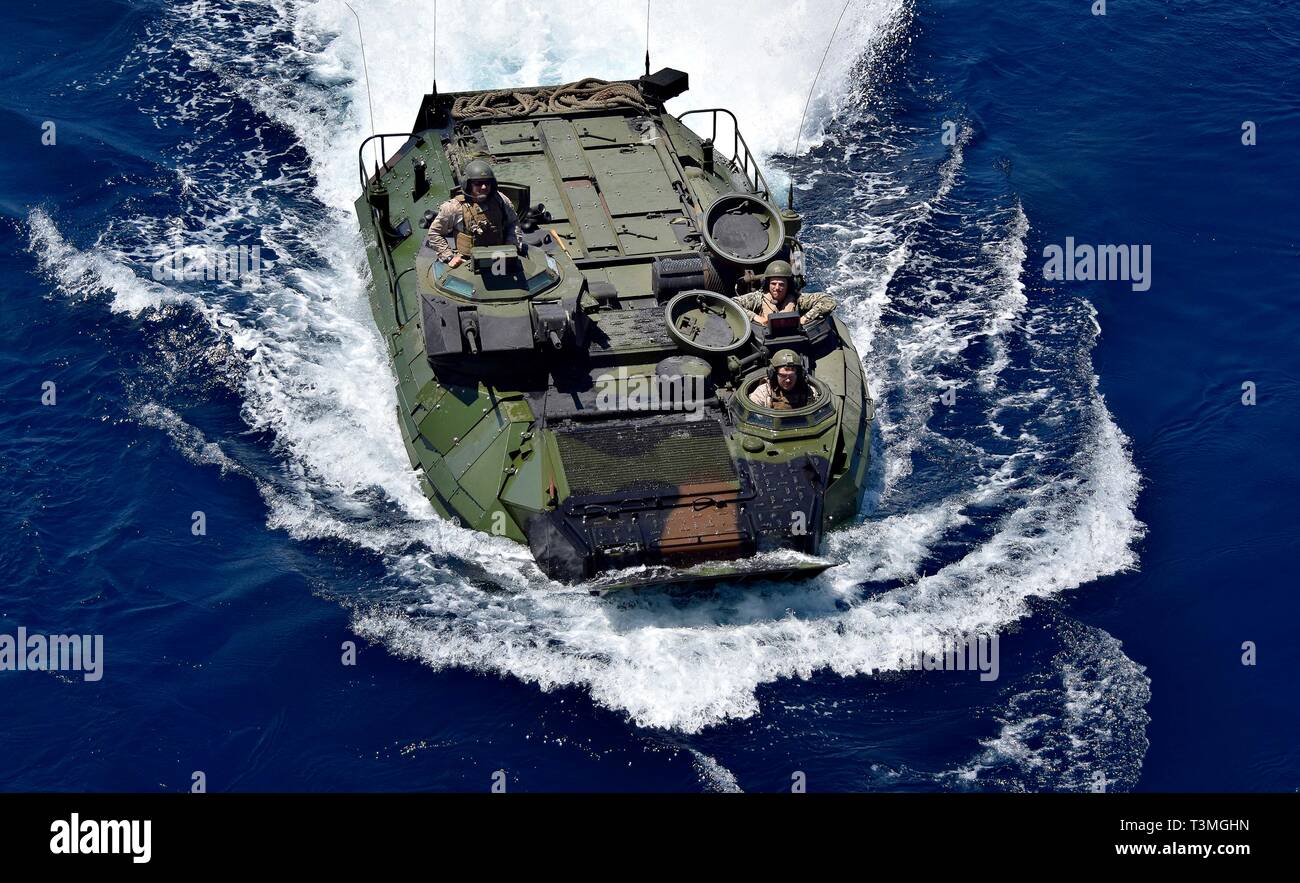 Un U.S. Marine Corps assault veicolo anfibio si avvicina all'assalto anfibio nave USS Wasp durante l'esercizio Balikatan 2019 aprile 9, 2019 nel Mare della Cina del Sud. Balikatan è una cooperativa annuale U.S.- militari filippini esercitazione incentrata sul rilievo di disastro, la lotta contro il terrorismo e le operazioni militari congiunte. Foto Stock