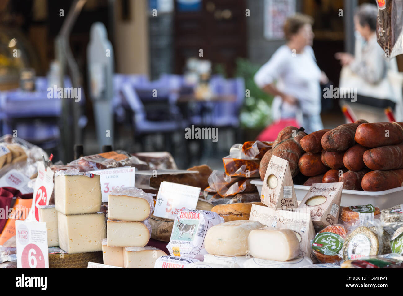 Diversi tipi di formaggio in stallo di mercato sul mercato settimanale a Soller, Spagna Foto Stock