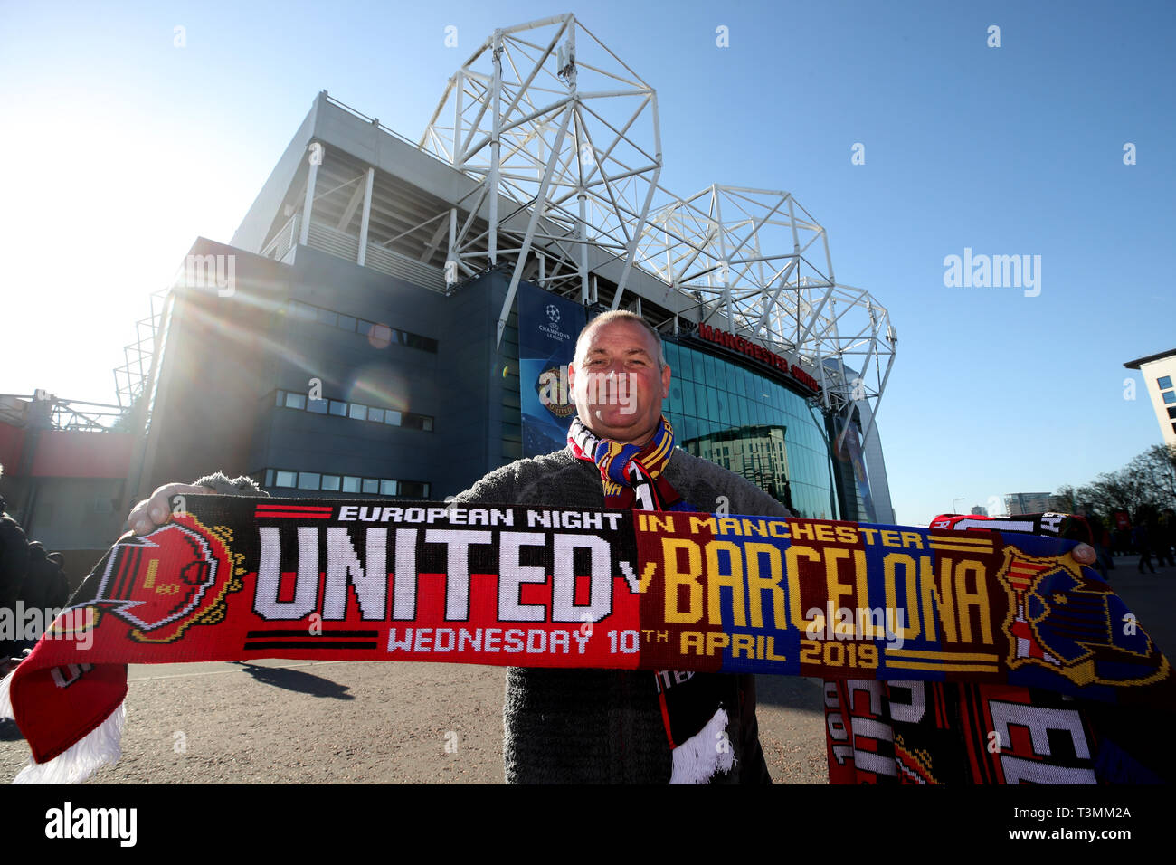 Un ventilatore può contenere fino a partita commemorativa sciarpa fuori dallo stadio prima della UEFA Champions League quarti di finale, la prima gamba corrispondono a Old Trafford, Manchester. Foto Stock