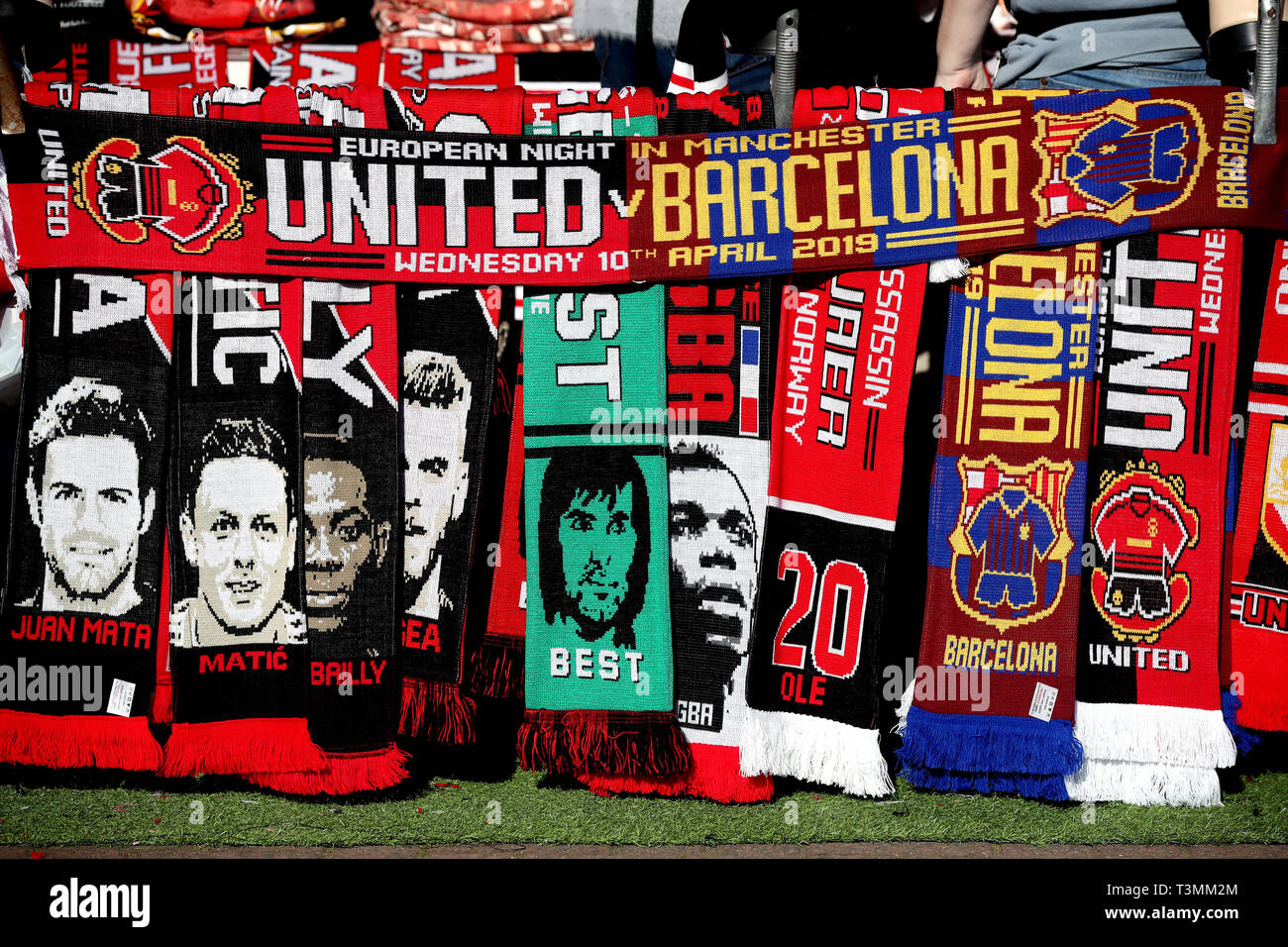 Una vista generale della partita commemorativa sciarpe per la vendita al di fuori dello stadio a monte della UEFA Champions League quarti di finale, la prima gamba corrispondono a Old Trafford, Manchester. Foto Stock