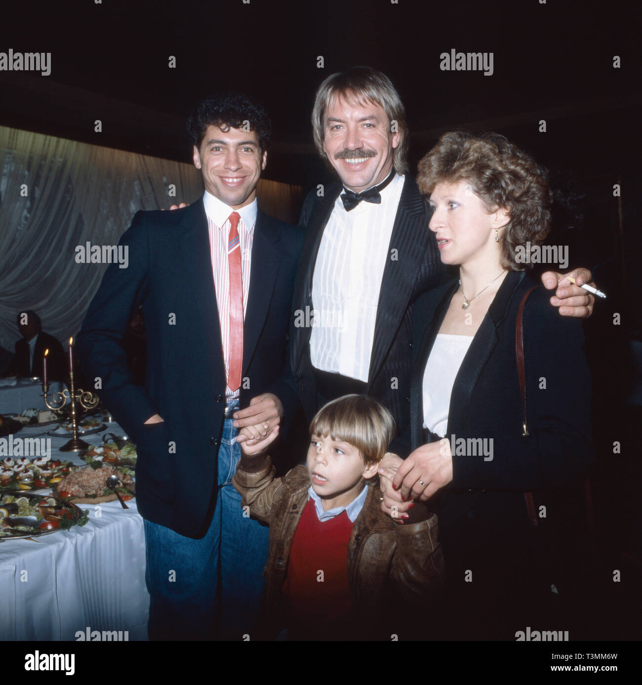 Werner Böhm, deutscher Sänger und Musiker, am Tag circuizione Heirat mit Schlagersängerin Maria Roos (nicht im Bild), Deutschland 1981. Il tedesco cantante e musicista nel giorno del suo matrimonio con schlager cantante Maria Roos (nt nella foto), Germania 1981. Foto Stock