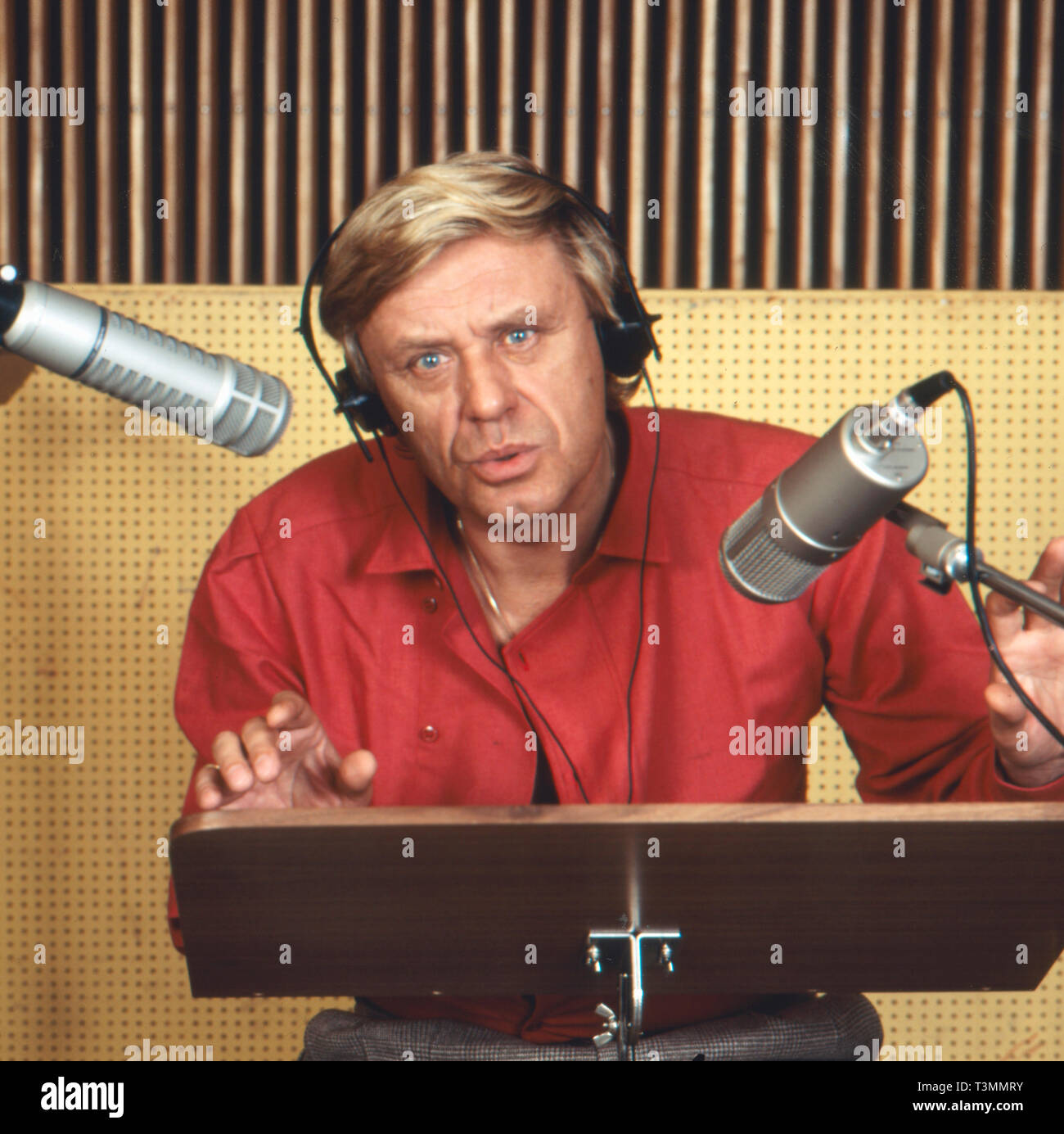 Horst Frank, deutscher Schauspieler und Hörspielsprecher, beim Einsprechen eines Hörspieltextes, Deutschland ca. 1979. Attore tedesco e riproduzione audio altoparlante Horst Frank producendo un dramma audio, Germania ca. 1979. Foto Stock