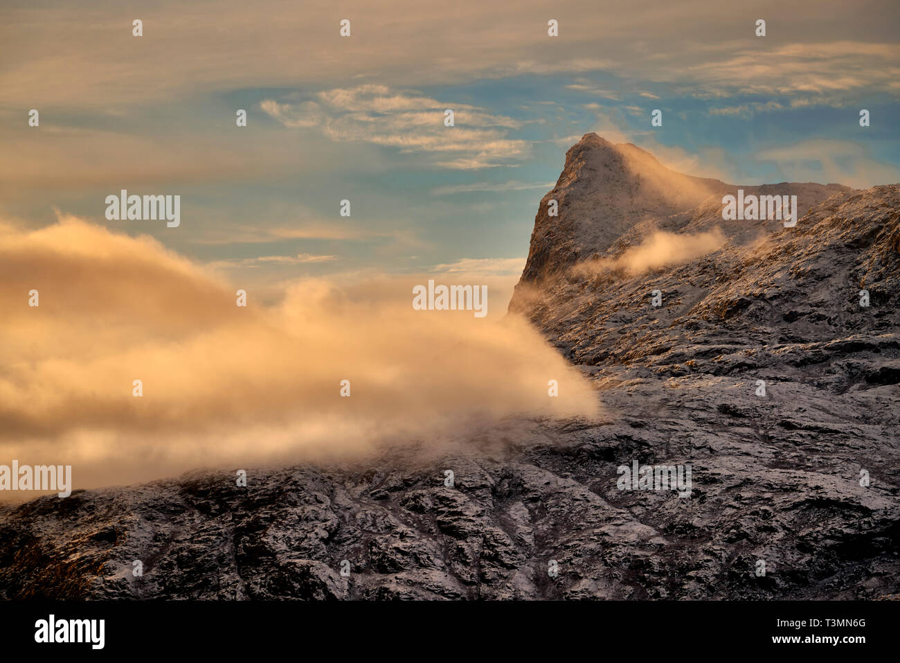 Paesaggio e nuvole, Scoresbysund, Groenlandia Foto Stock