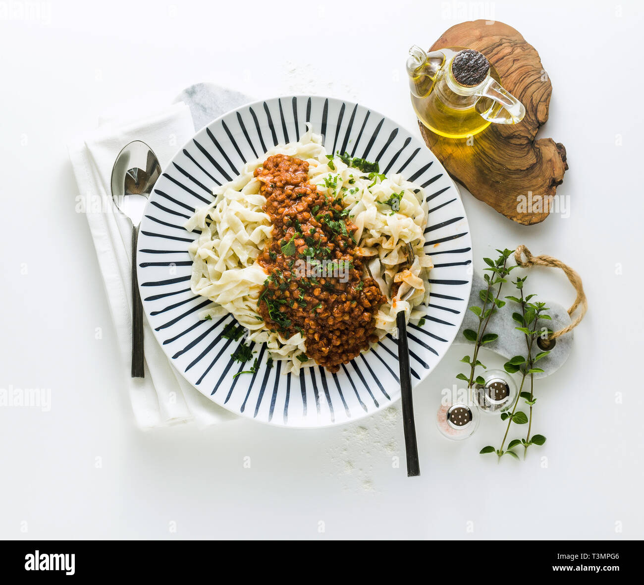 Vegan pasta con le lenticchie e salsa di pomodoro in un piatto sul tavolo. cibo sano Foto Stock