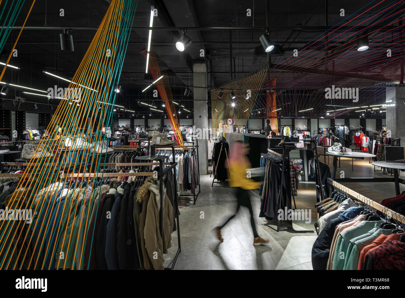 Moderno negozio di abbigliamento con ampia selezione di diversa usura e scarpe Foto Stock