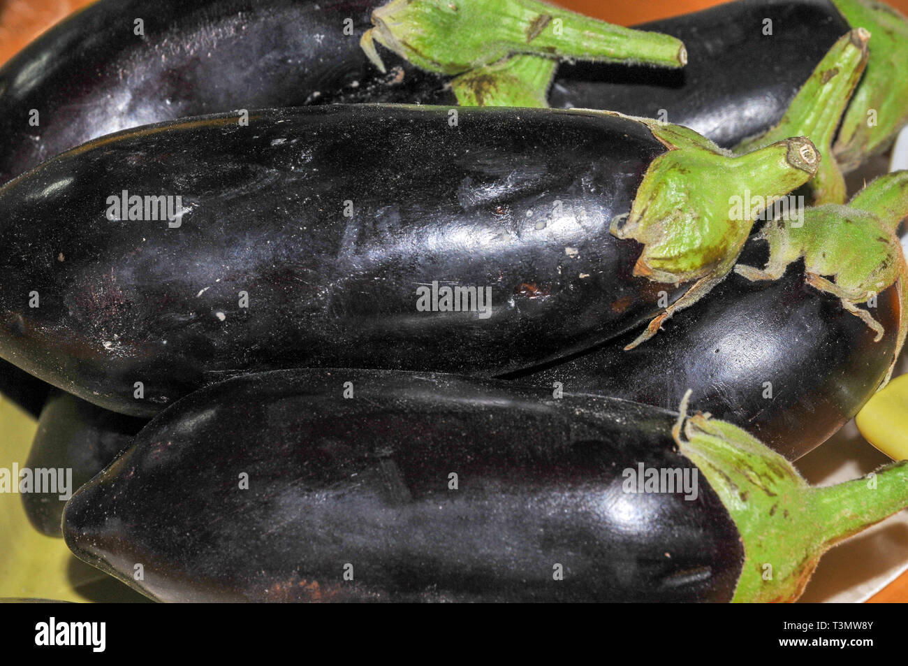 Una pila di melanzane nel mercato Foto Stock