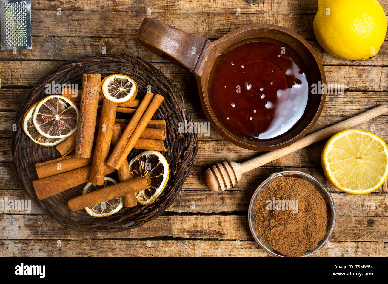 Il miele e la cannella su una tavola di legno vista superiore Foto Stock
