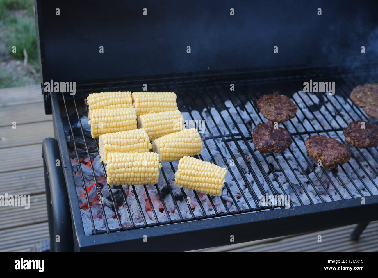 Sulla pannocchia di mais e spiedini su barbecue grill Foto Stock