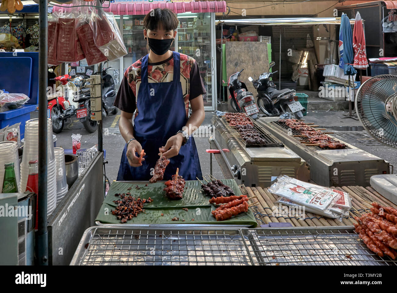 Cucina di strada venditore Thailandia Foto Stock