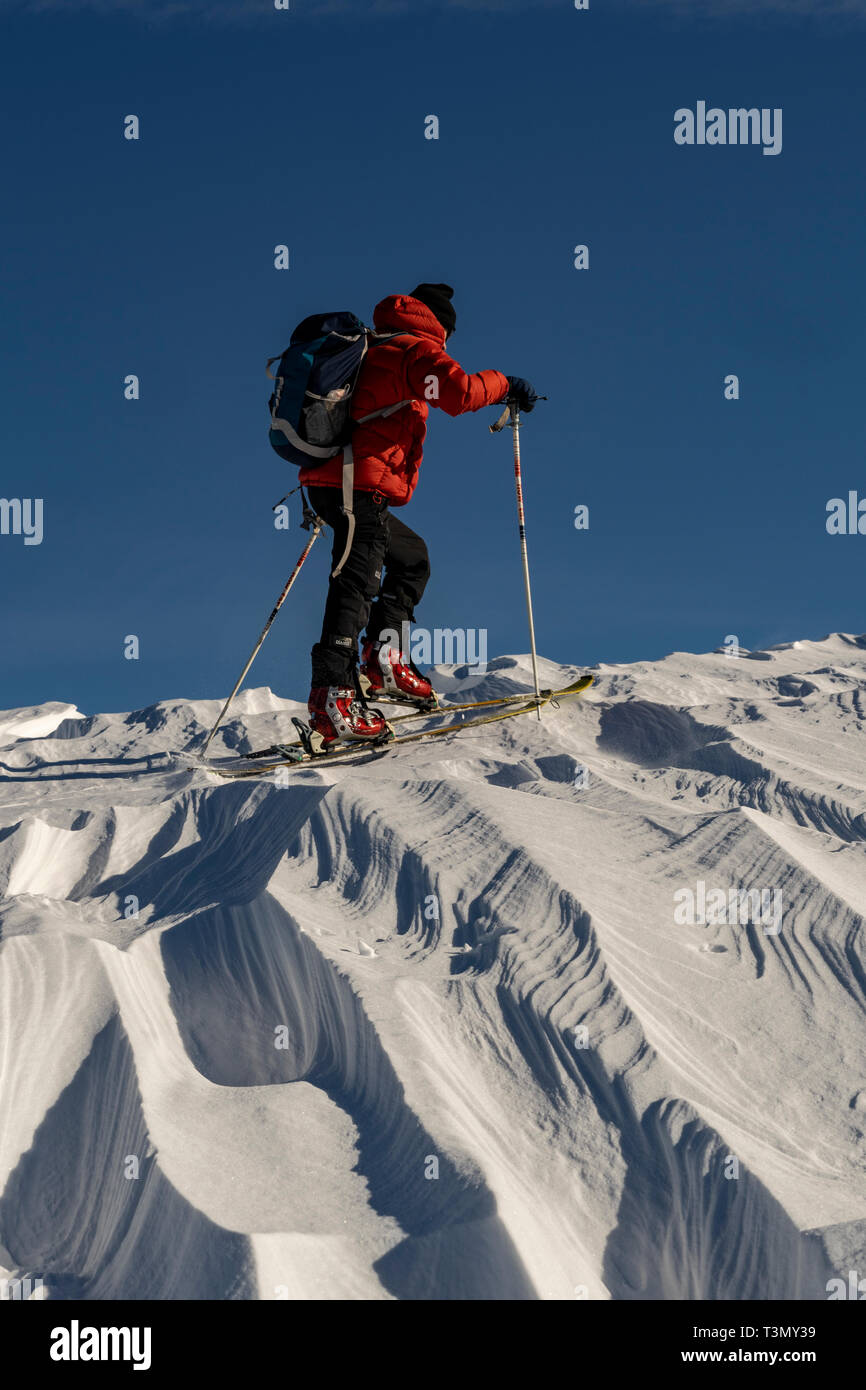 Maschio di backcountry rider ascende sulle pendici del Vertice Tarcu, Romania Foto Stock