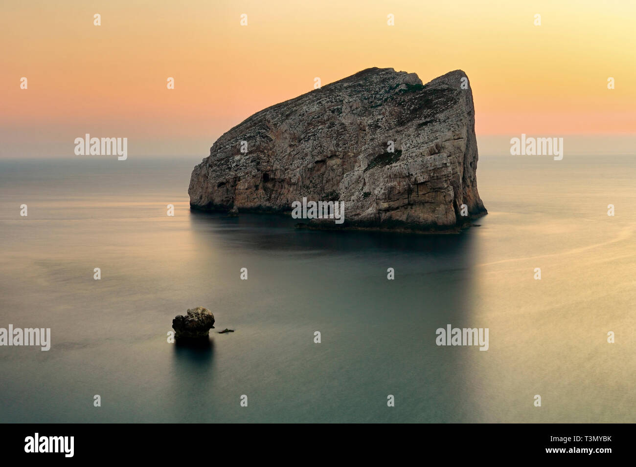 Una vista al tramonto degli enormi pareti verticali di calcare di falesie di Capo Caccia, uno splendido promontorio sulla costa occidentale della Sardegna in Ital Foto Stock