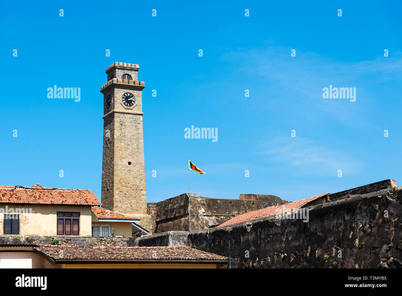 Forte Galle torre dell orologio in Sri Lanka in una giornata di sole Foto Stock