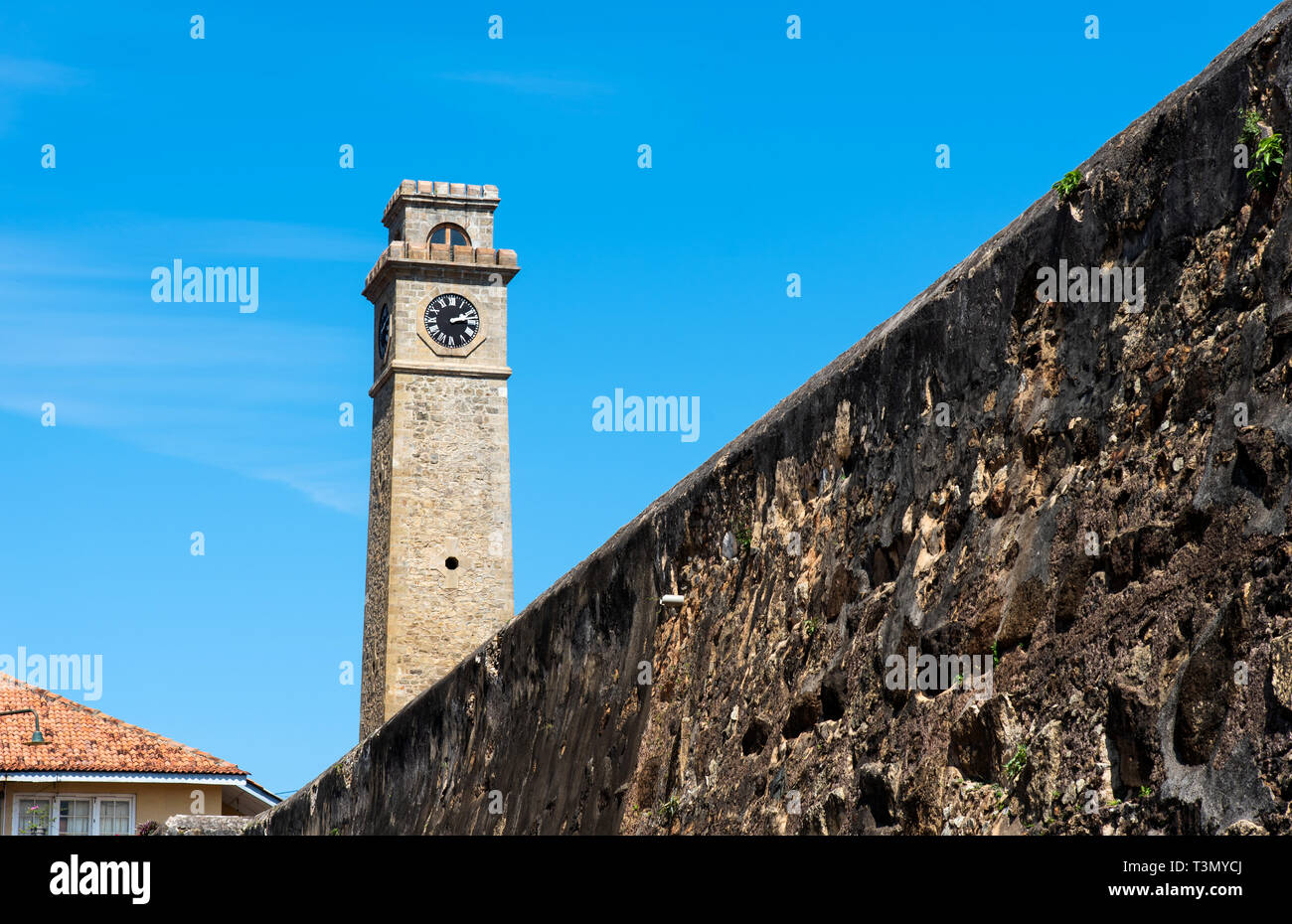 Forte Galle torre dell orologio in Sri Lanka in una giornata di sole Foto Stock