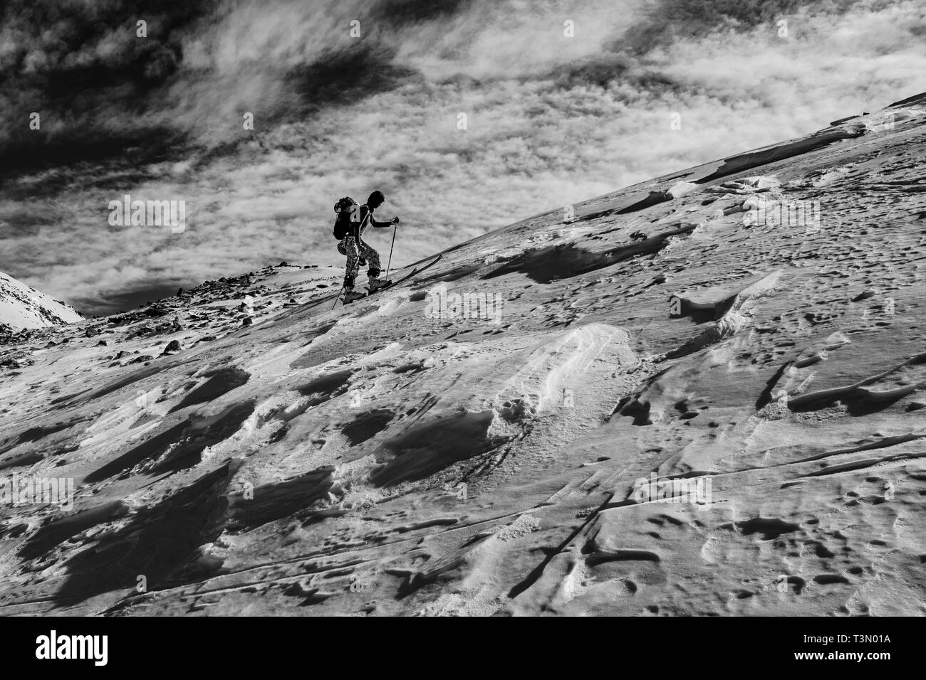 Un gruppo di alpinisti di ascendere e di raggiungere la sommità di una delle più spettacolari cime in Retezat National Park, Romania, il Vertice di Retezat sugli sci. Foto Stock