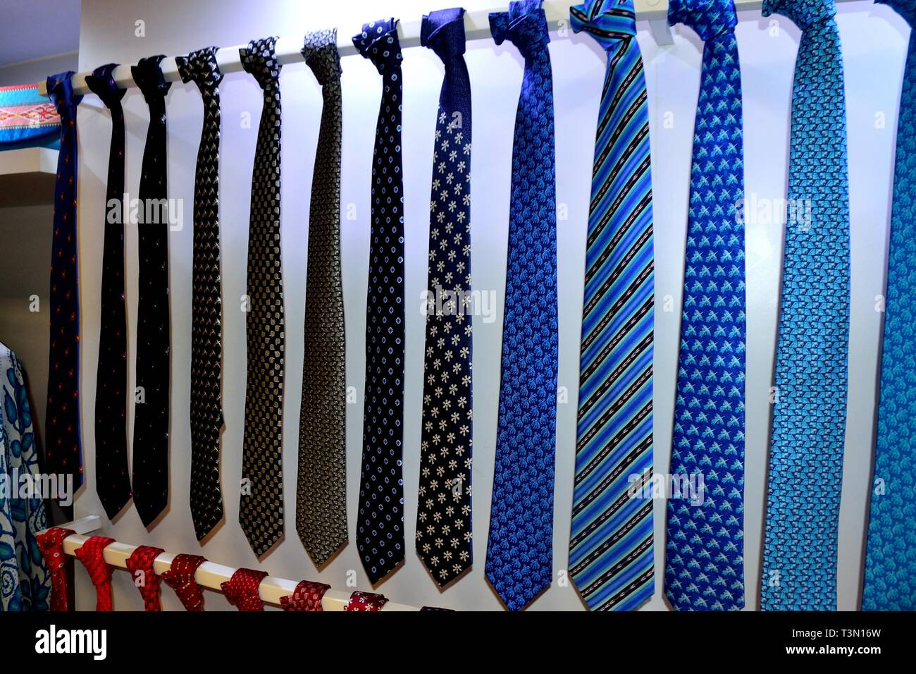 La vendita di cravatte di seta - Jorge Chavez Aeroporto di Lima.  Dipartimento di Lima.PERU Foto stock - Alamy