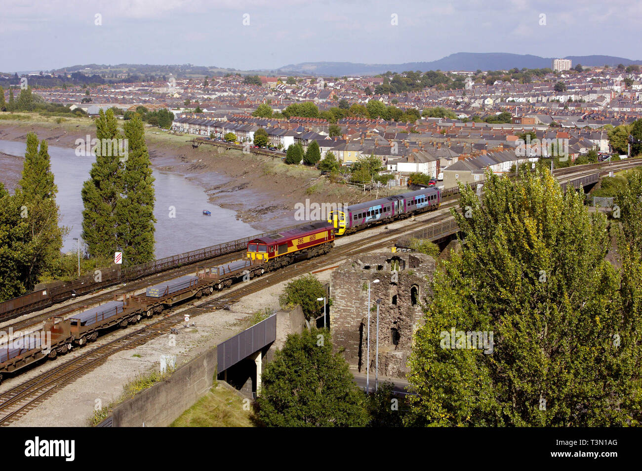 I treni viaggiano in Newport Centro attraverso case residenziali. Galles del Sud 21/09/2005 Foto Stock