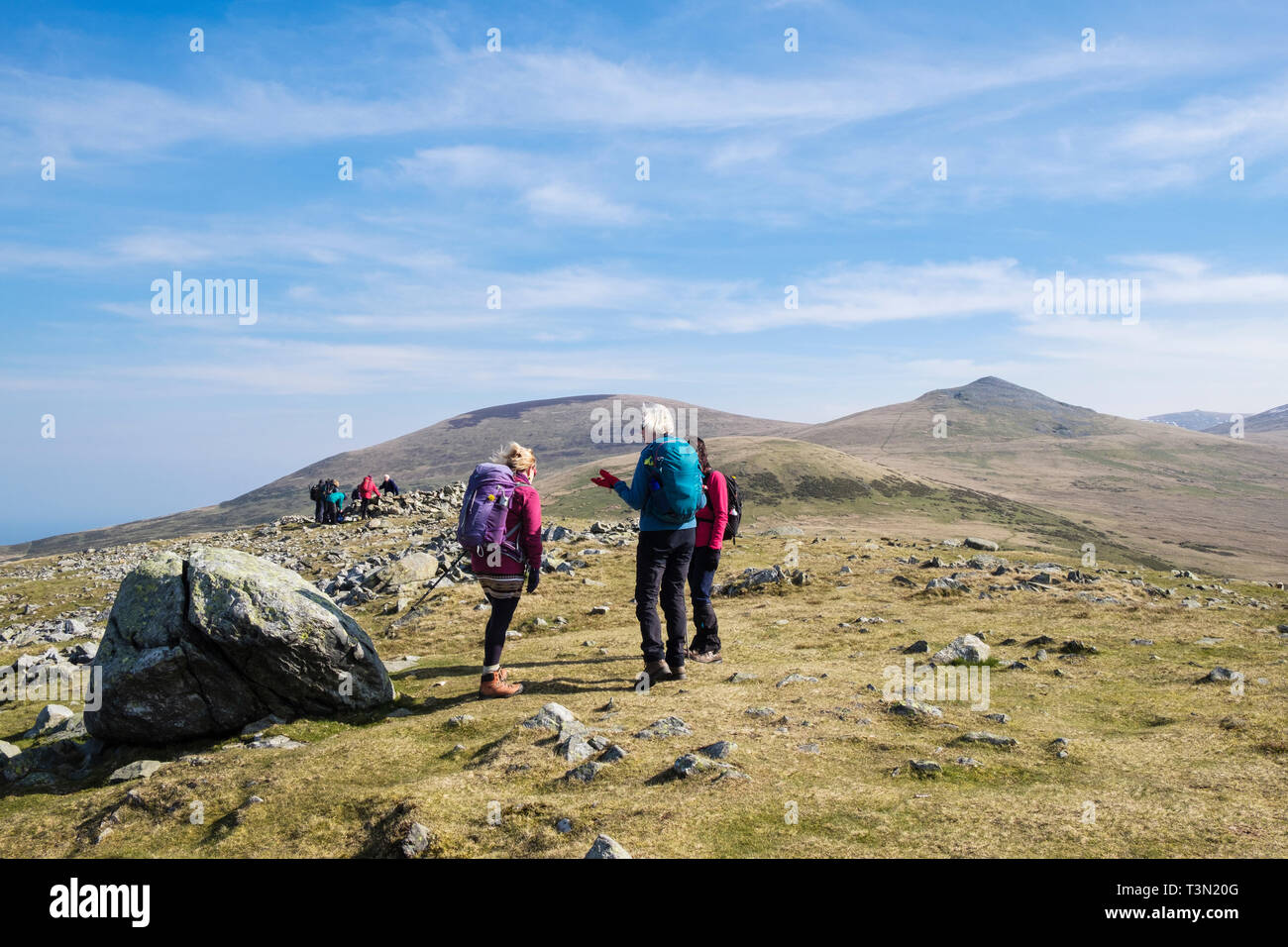 Gli escursionisti sulla sommità del Moel Faban in colline del nord del Parco Nazionale di Snowdonia. Bethesda, Gwynedd, il Galles del Nord, Regno Unito, Gran Bretagna Foto Stock